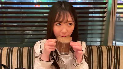 Ол университеттегі бір клубтың досы. Ол клубтағы ең тартымды қыз. Бұл жапондық сексуалды атмосфера.